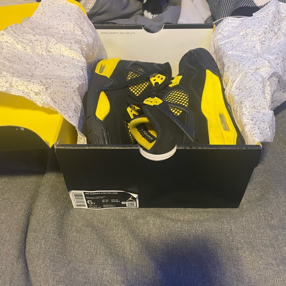Jordan 4s black and yellow thunders size 6 - Picture 2 of 6